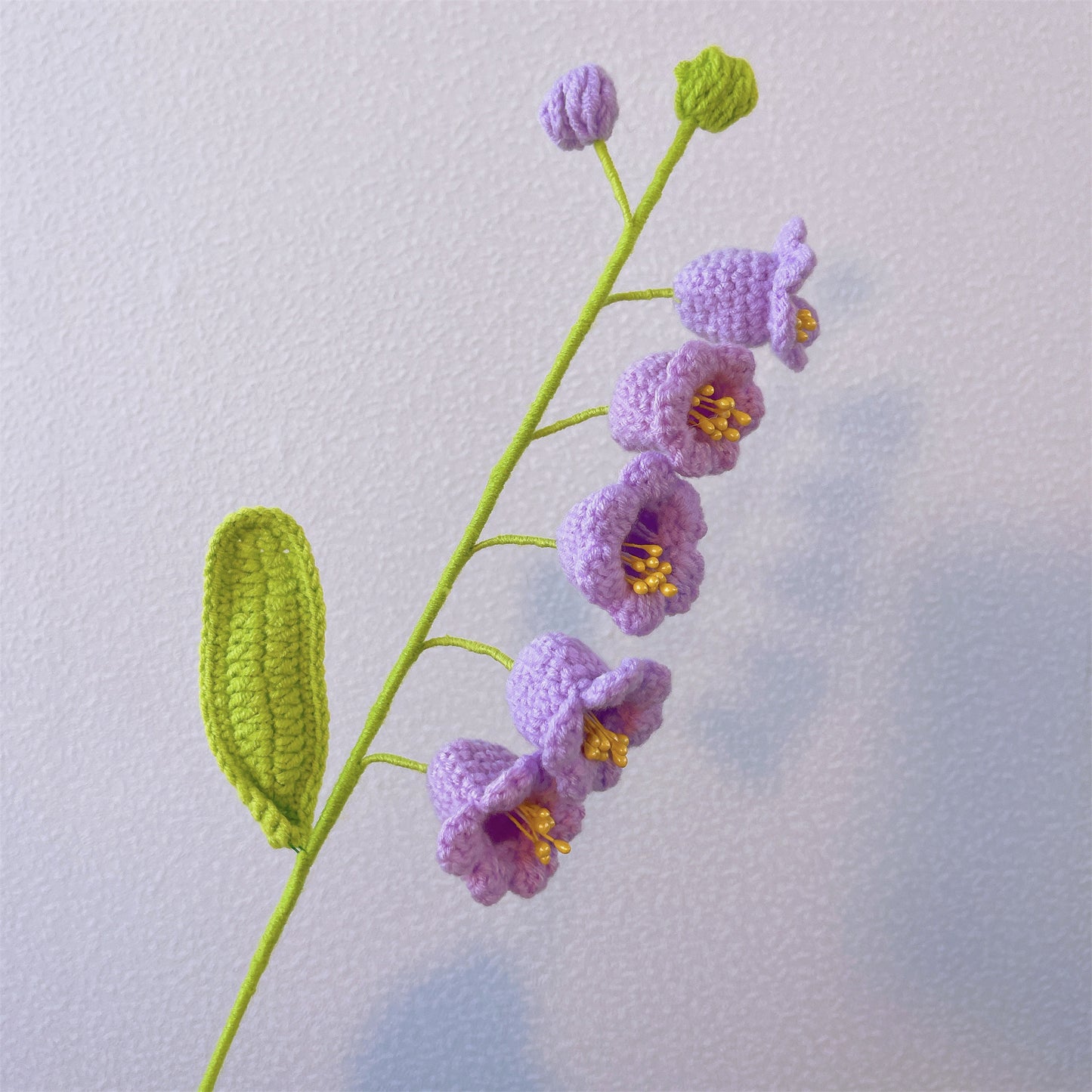 Palo Fatto a Mano con Mughetto per Decorazione del Giardino e Sostegno delle Piante - Artigianato a Maglia a Uncino, Purezza, Innocenza, Umidità, Significato del Fiore