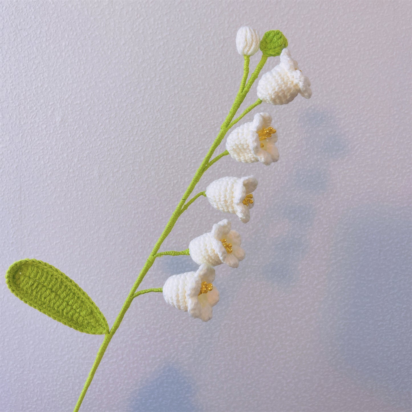 Ramo Artesanal de Beleza Yu Crochetado - Mistura de Dálias Vermelhas e Rosadas, Callas Brancas e Azulas, Peônias, Algodão, Girassóls, Gardênias e Lírios do Vale Brancos. Perfeito para Todas as Ocasiões e Entes Queridos