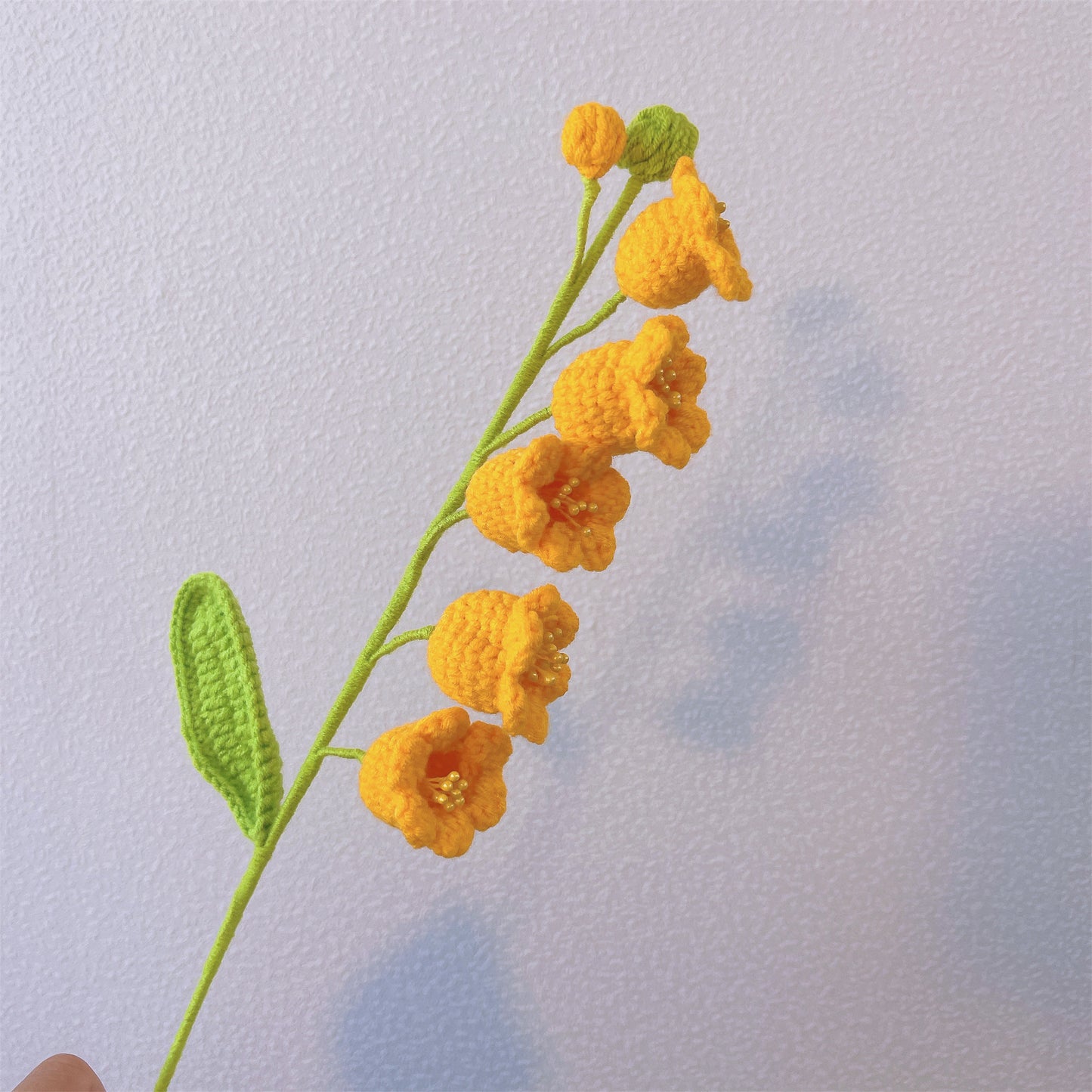 Palo Fatto a Mano con Mughetto per Decorazione del Giardino e Sostegno delle Piante - Artigianato a Maglia a Uncino, Purezza, Innocenza, Umidità, Significato del Fiore