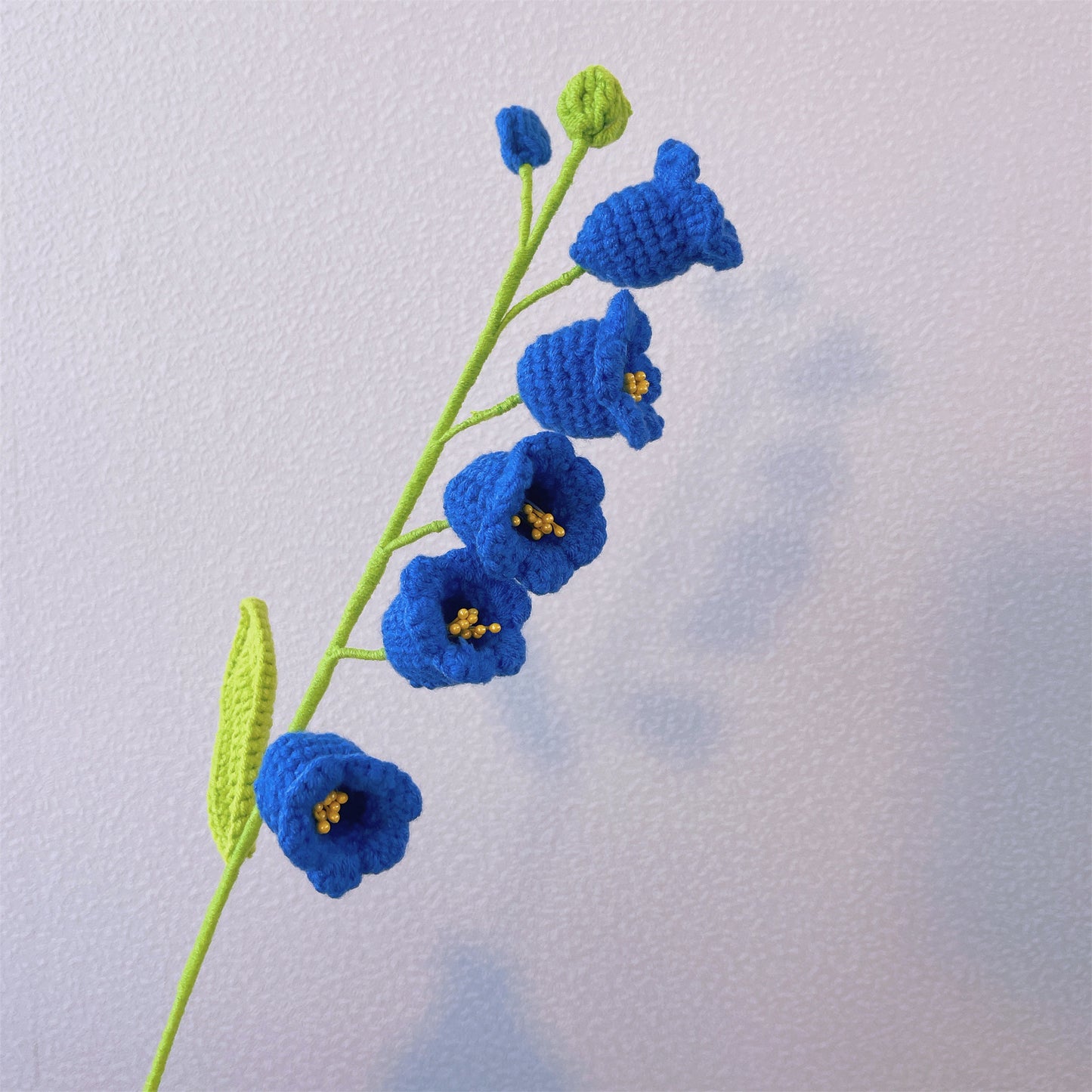 Arranjo Floral Artesanal de Crochê Completamente Azul com Envoltório Branco e Delicado Design de Floco de Neve