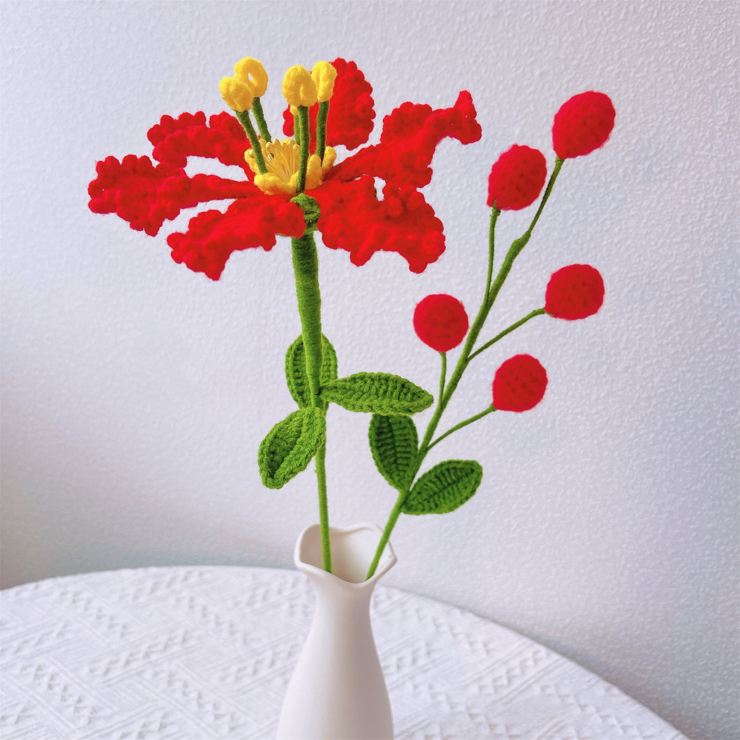 Encanto da Mirtilo-de-Crapa: Estaca de Flor de Mirtilo-de-Crapa Feita à Mão em Crochê para uma Decoração Colorida do Jardim