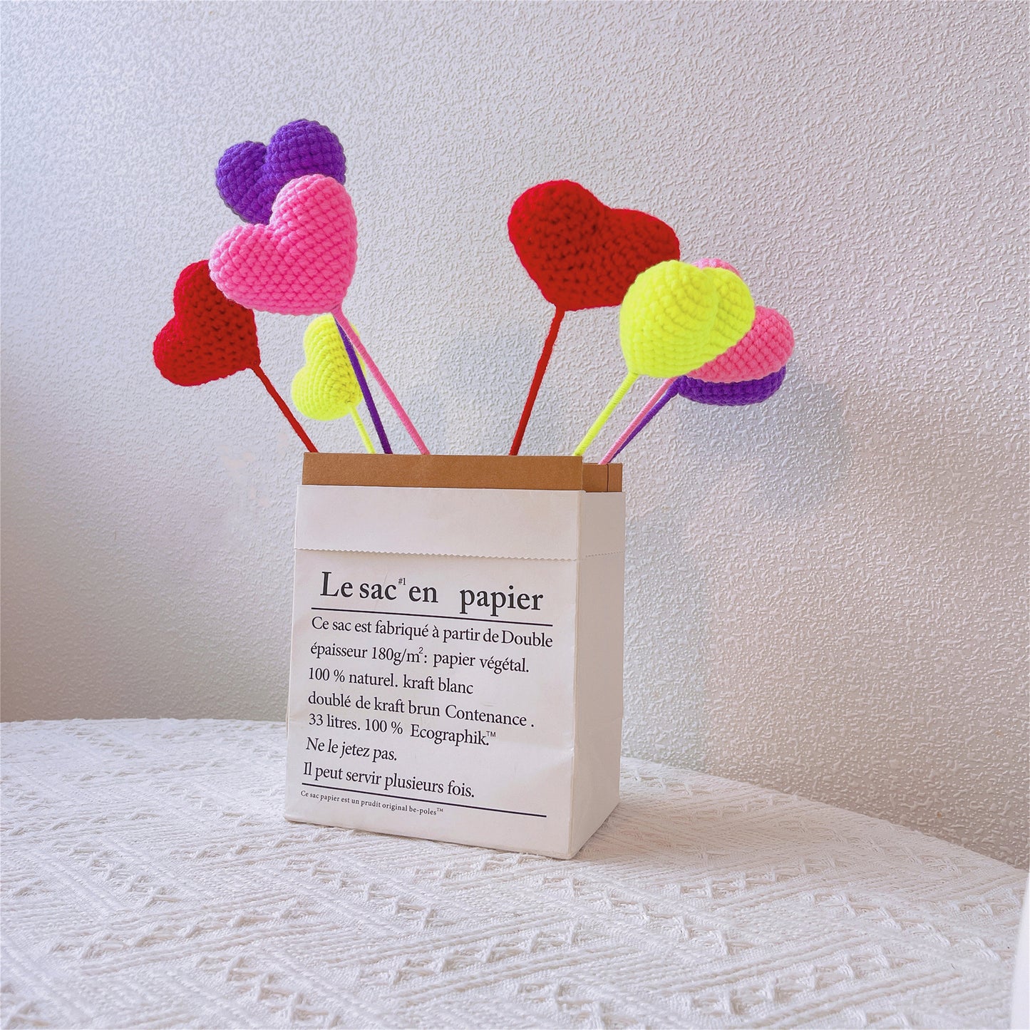 Herzliche Liebe: Handgefertigter gehäkelter herzförmiger Pfahl für eine bedeutungsvolle Gartendekoration und ein Geschenk
