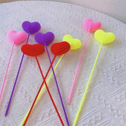 Herzliche Liebe: Handgefertigter gehäkelter herzförmiger Pfahl für eine bedeutungsvolle Gartendekoration und ein Geschenk