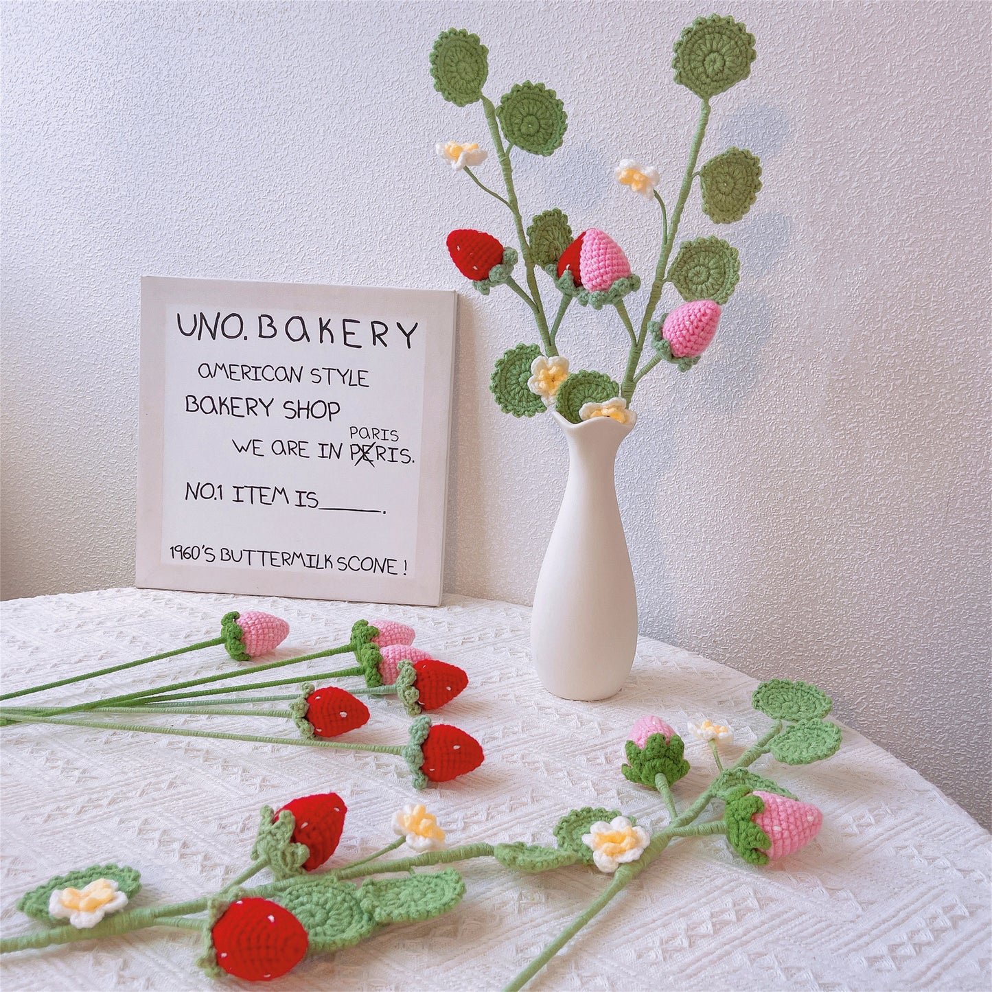 Campi di fragole dolci: Paletto artigianale a maglia a forma di fragola per una decorazione incantevole del giardino