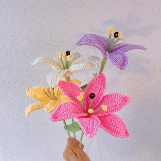 Fiori Eleganti: Paletto Artigianale a Maglia con Grandi Gigli per una Decorazione da Giardino Maestosa