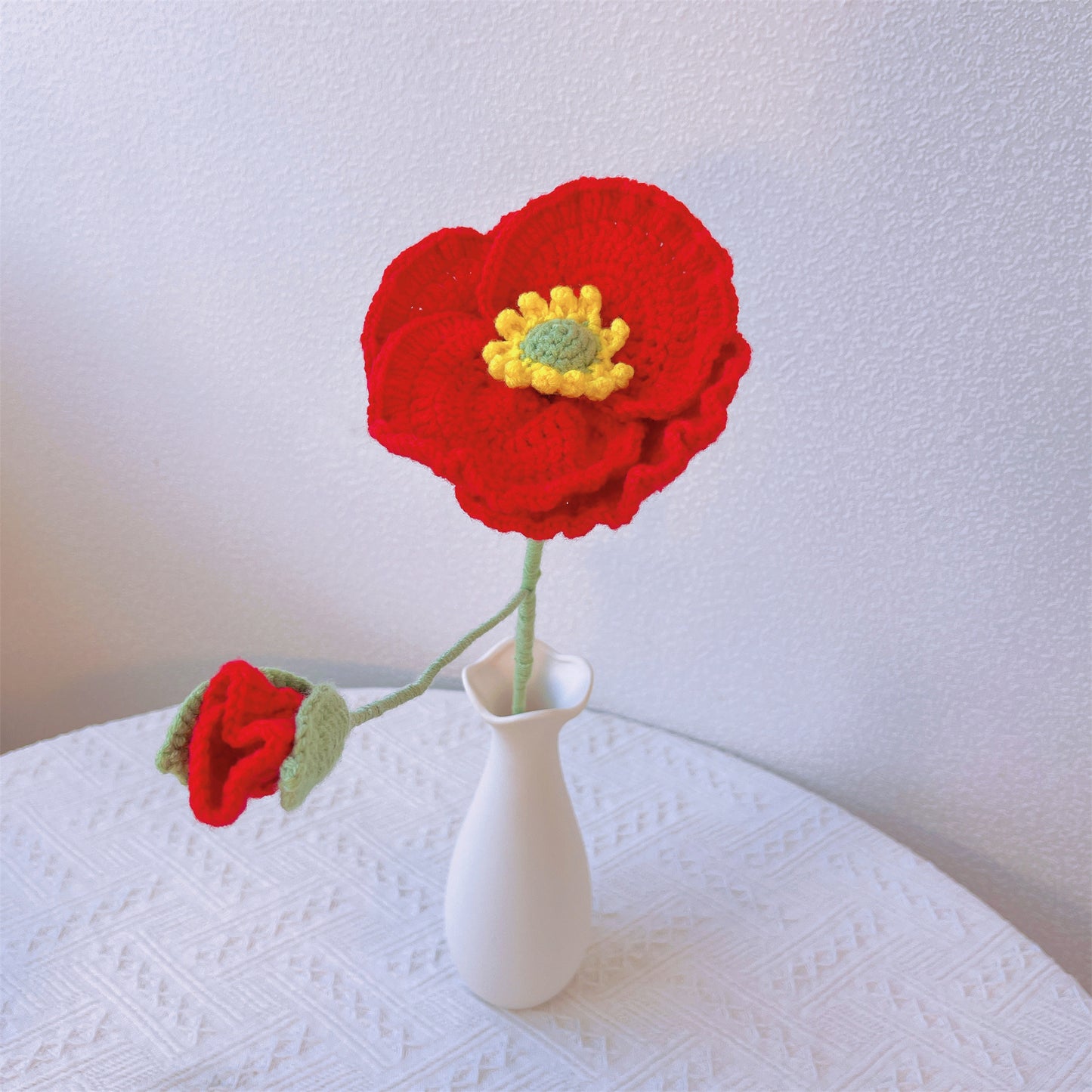 Ramo Artesanal de Beleza Yu Crochetado - Mistura de Dálias Vermelhas e Rosadas, Callas Brancas e Azulas, Peônias, Algodão, Girassóls, Gardênias e Lírios do Vale Brancos. Perfeito para Todas as Ocasiões e Entes Queridos
