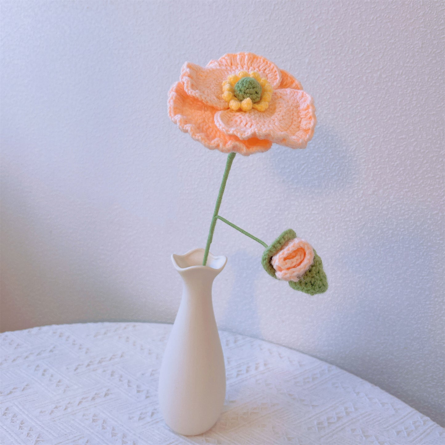 Ramo Artesanal de Beleza Yu Crochetado - Mistura de Dálias Vermelhas e Rosadas, Callas Brancas e Azulas, Peônias, Algodão, Girassóls, Gardênias e Lírios do Vale Brancos. Perfeito para Todas as Ocasiões e Entes Queridos