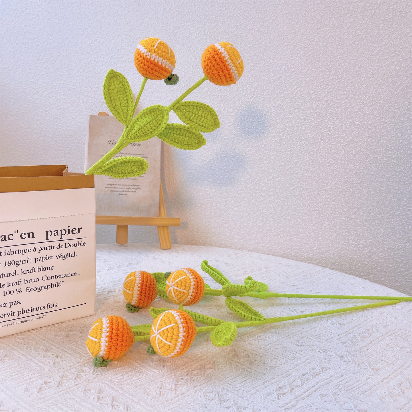 Esplosione di arancione vivace: Paletto artigianale a maglia a forma di arancio per una decorazione allegra del giardino e un regalo significativo