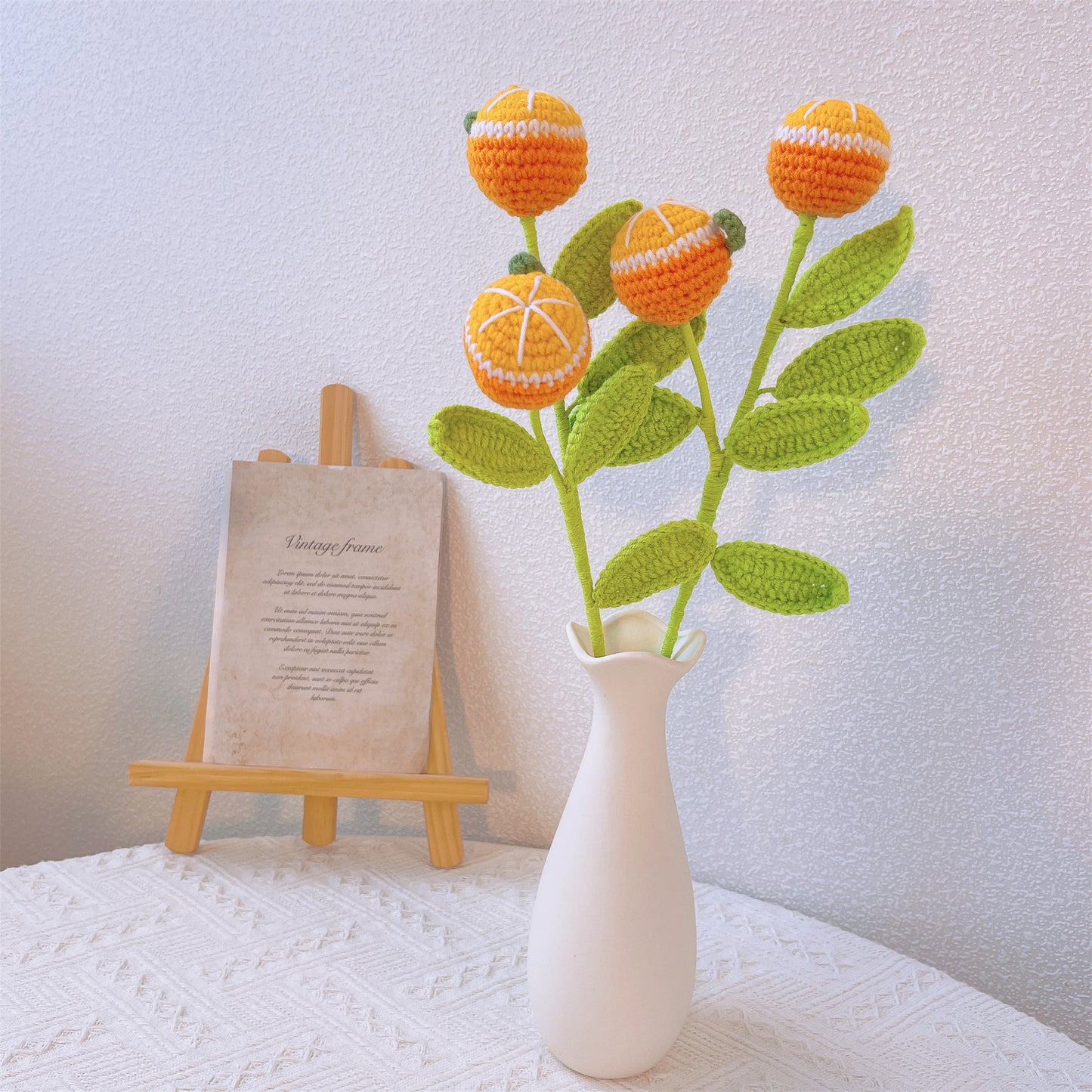 Esplosione di arancione vivace: Paletto artigianale a maglia a forma di arancio per una decorazione allegra del giardino e un regalo significativo