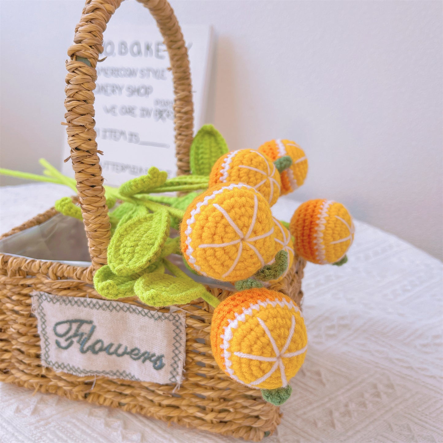 Esplosione di arancione vivace: Paletto artigianale a maglia a forma di arancio per una decorazione allegra del giardino e un regalo significativo