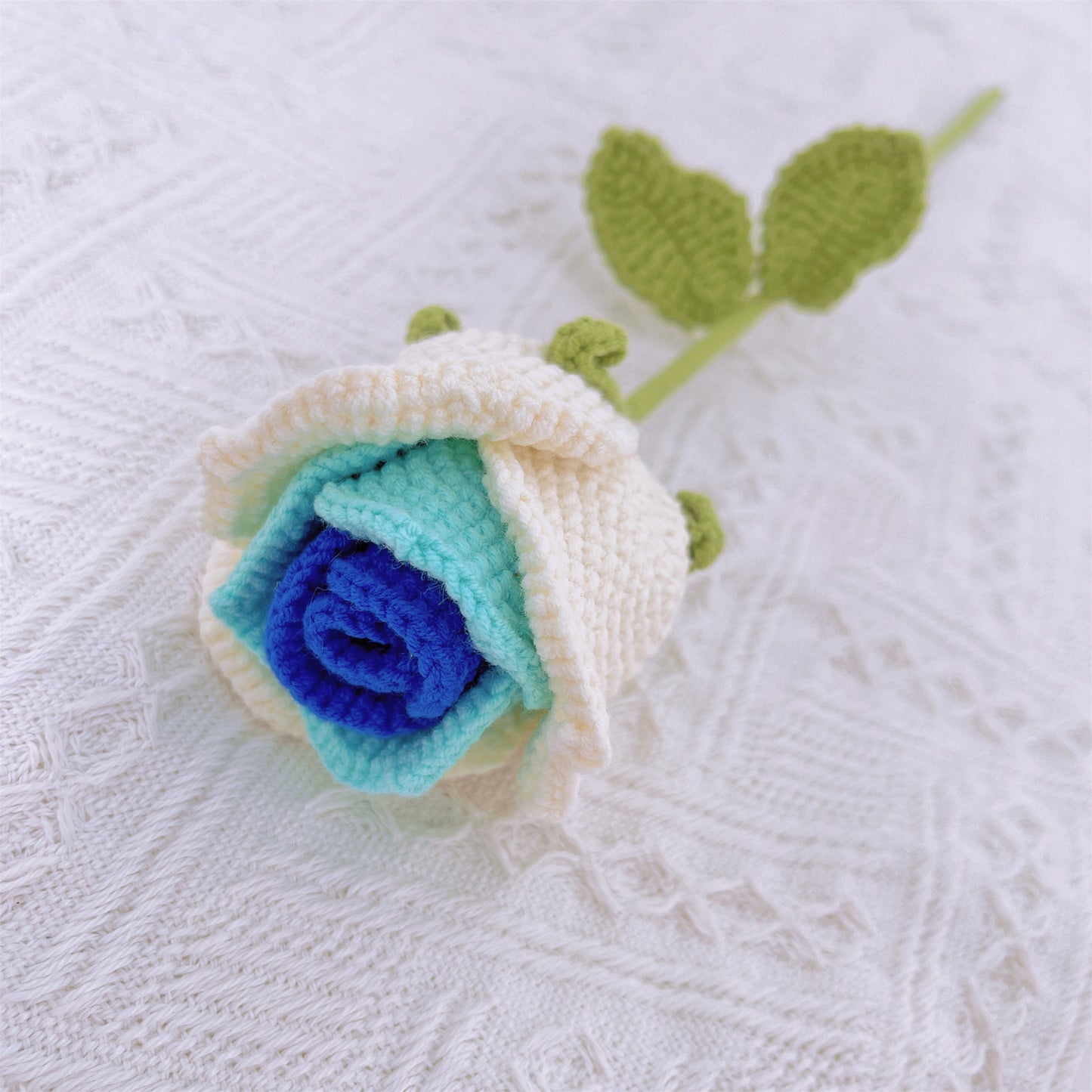 Handgefertigte gehäkelte Rosen in Tassenform – aus Garn gefertigt, Heimdekoration, Geschenkidee, einzigartig und elegant, symbolische Blume, Vatertagsgeschenke von der Tochter