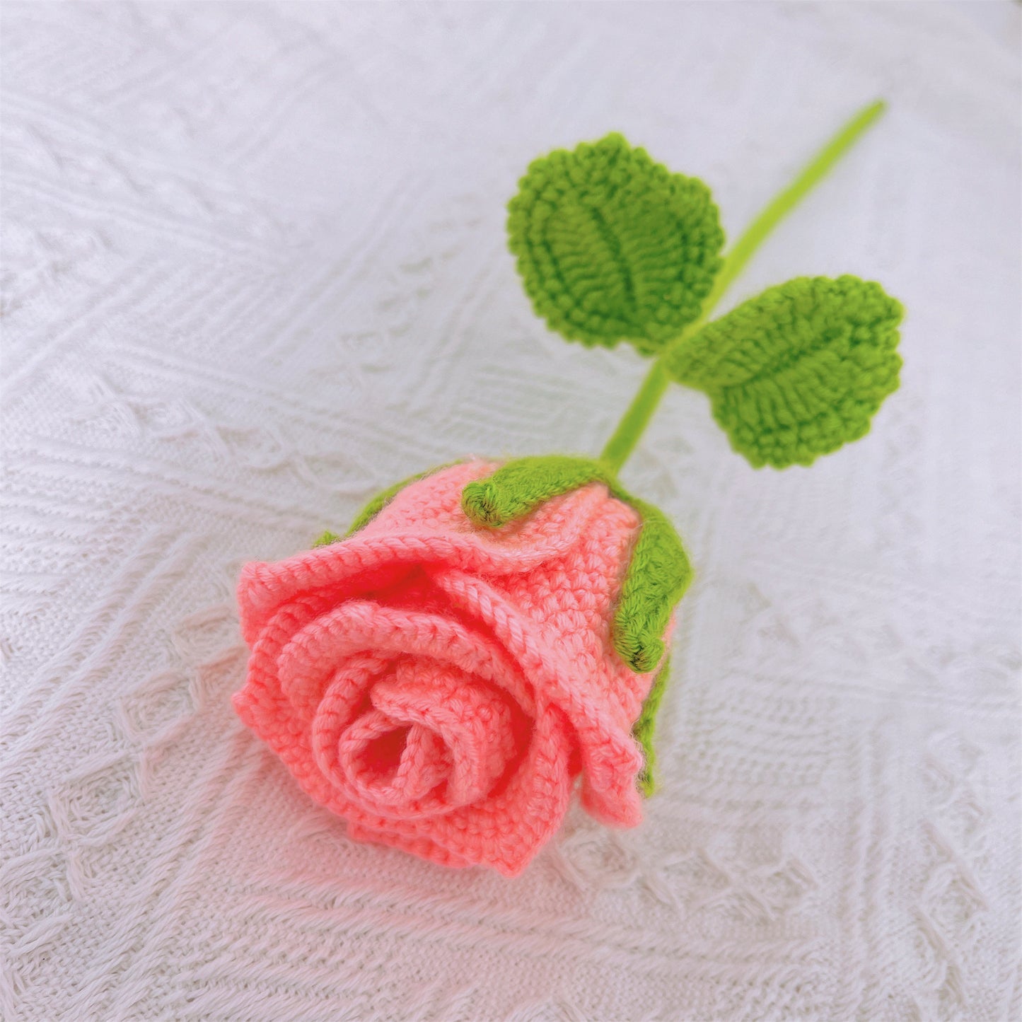Handgefertigte gehäkelte Rosen in Tassenform – aus Garn gefertigt, Heimdekoration, Geschenkidee, einzigartig und elegant, symbolische Blume, Vatertagsgeschenke von der Tochter