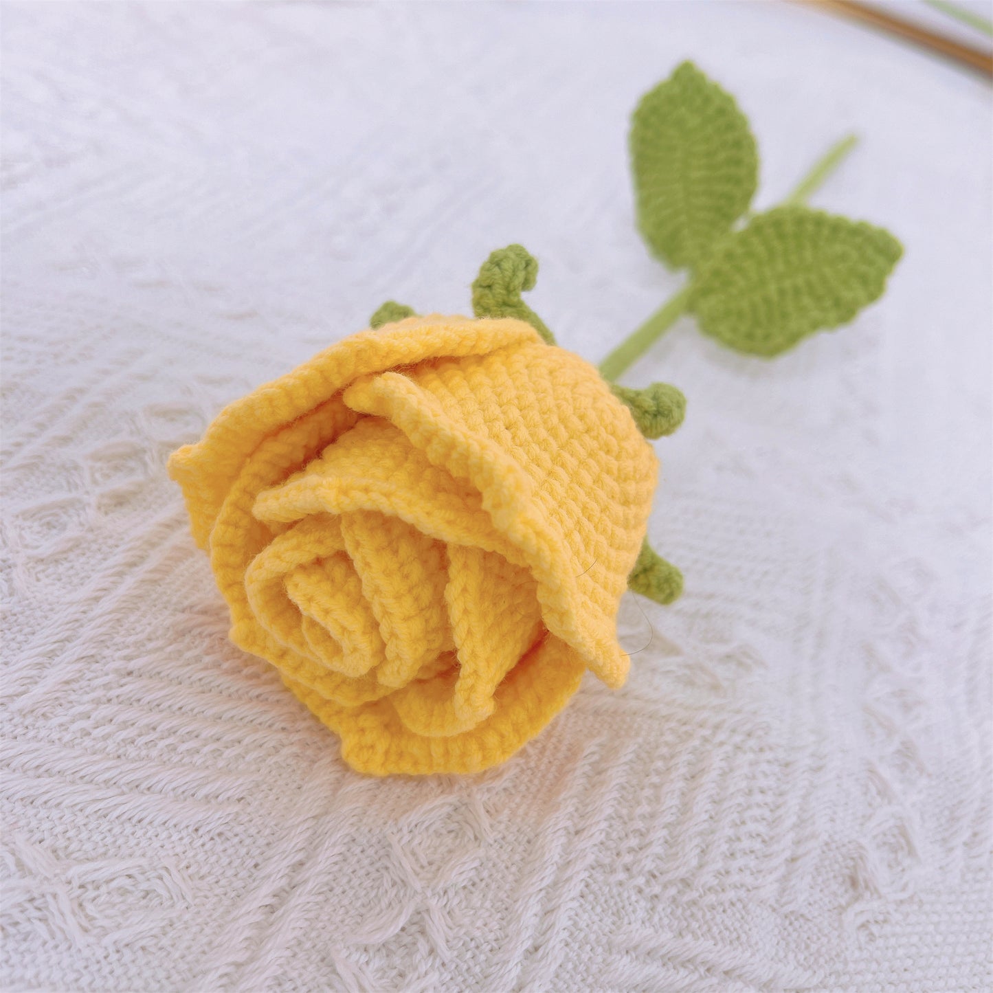 Handgefertigte gehäkelte Rosen in Tassenform – aus Garn gefertigt, Heimdekoration, Geschenkidee, einzigartig und elegant, symbolische Blume, Vatertagsgeschenke von der Tochter