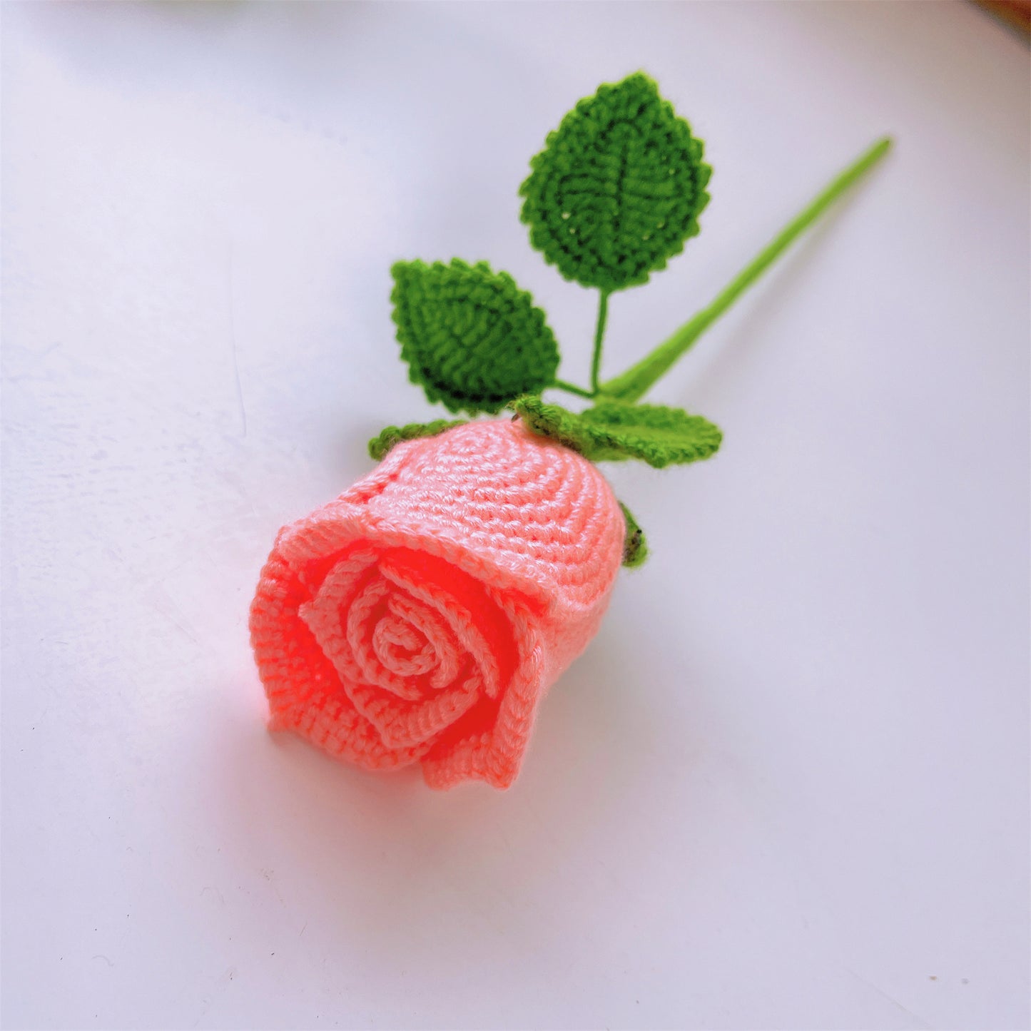 Handgefertigte gehäkelte Rosen in Tassenform – aus Garn gefertigt, Heimdekoration, Geschenkidee, einzigartig und elegant, symbolische Blume, Vatertagsgeschenke von der Tochter