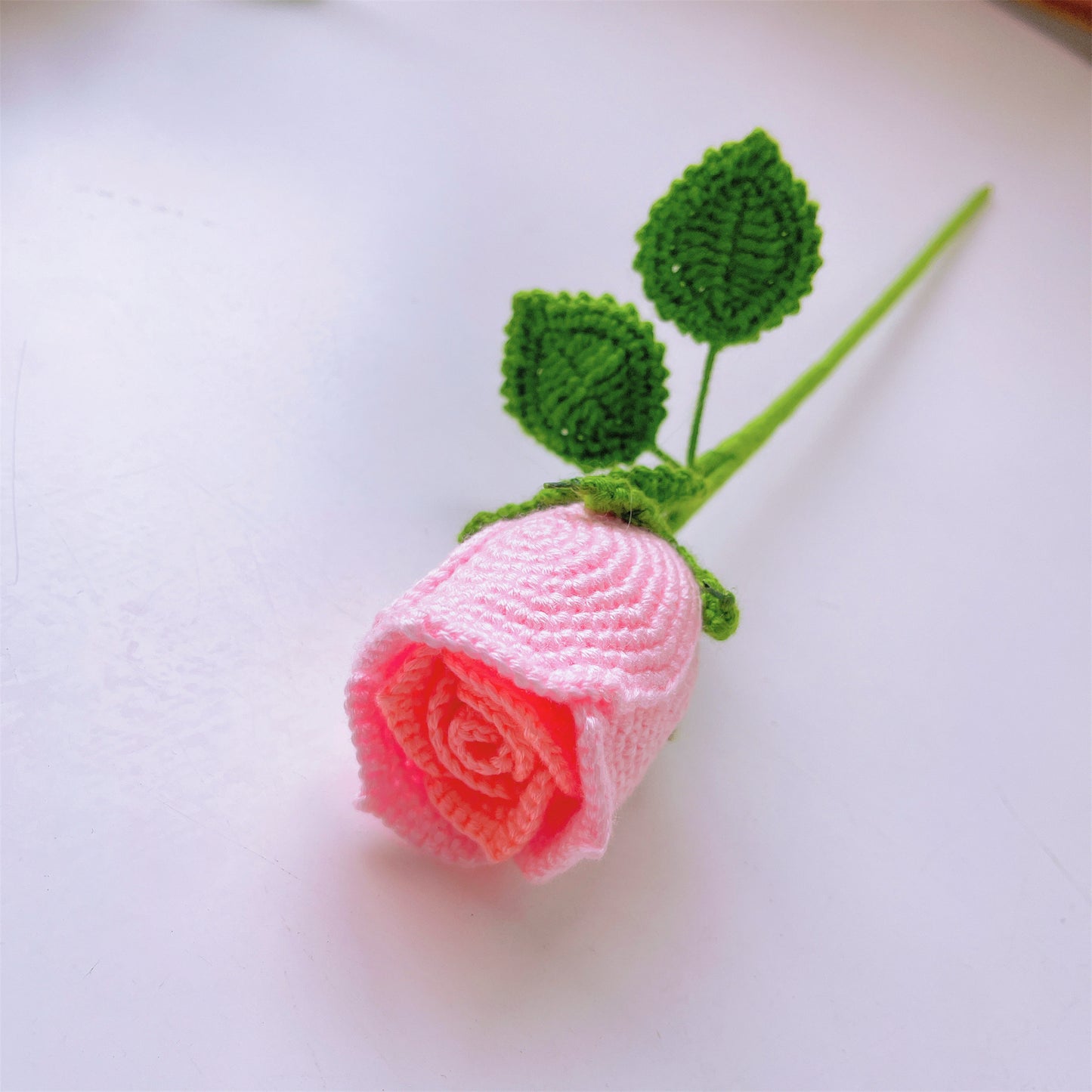 Handgefertigte gehäkelte Rosen in Tassenform – aus Garn gefertigt, Heimdekoration, Geschenkidee, einzigartig und elegant, symbolische Blume, Vatertagsgeschenke von der Tochter