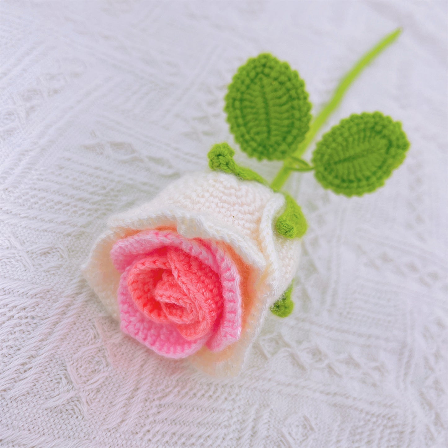 Handgefertigte gehäkelte Rosen in Tassenform – aus Garn gefertigt, Heimdekoration, Geschenkidee, einzigartig und elegant, symbolische Blume, Vatertagsgeschenke von der Tochter