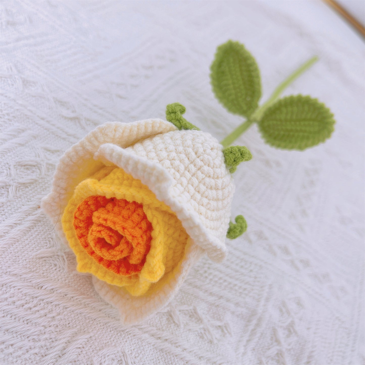 Handgefertigte gehäkelte Rosen in Tassenform – aus Garn gefertigt, Heimdekoration, Geschenkidee, einzigartig und elegant, symbolische Blume, Vatertagsgeschenke von der Tochter