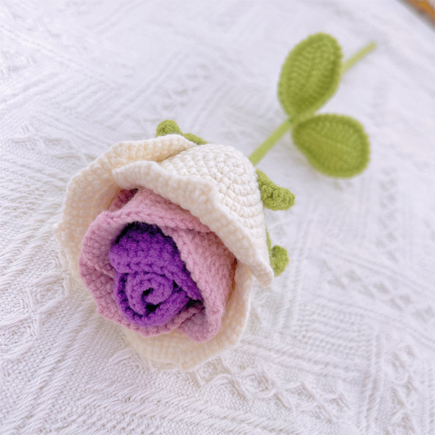Ramalhete Romântico de Crochê Artesanal em Roxo - Símbolo do Amor, Rosa Extra Grande, Rosa em Forma de Copa de Vinho, Lavanda e Acentos Delicados