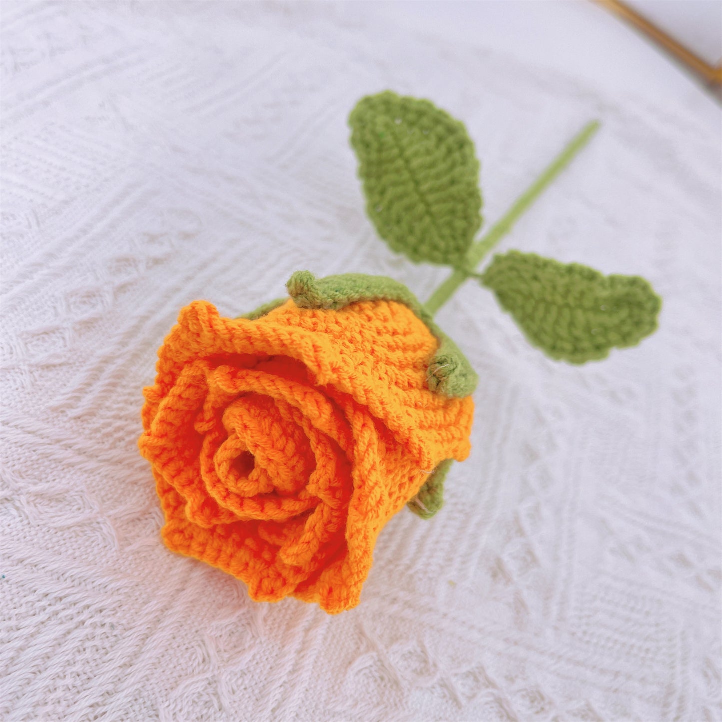 Handgefertigte gehäkelte Rosen in Tassenform – aus Garn gefertigt, Heimdekoration, Geschenkidee, einzigartig und elegant, symbolische Blume, Vatertagsgeschenke von der Tochter