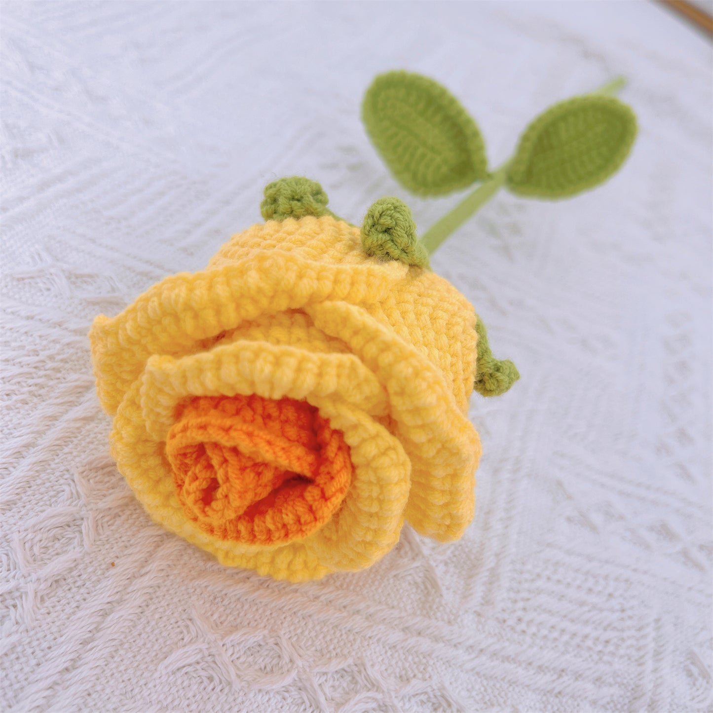 Handgefertigte gehäkelte Rosen in Tassenform – aus Garn gefertigt, Heimdekoration, Geschenkidee, einzigartig und elegant, symbolische Blume, Vatertagsgeschenke von der Tochter
