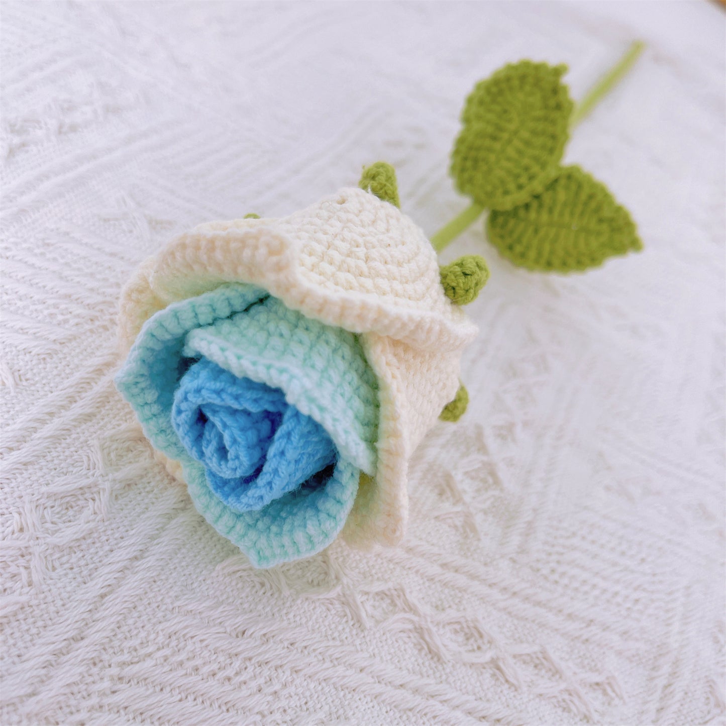 Buquê Artesanal Feito à Mão em Azul e Amarelo com Lírios Grandes, Campânulas da Irlanda, Folhagem Verde, Tulipas em Desabrochar, Rosas Taça de Vinho, Papoulas e Crínas - Perfeito para Presentes e Ocasiões Especiais