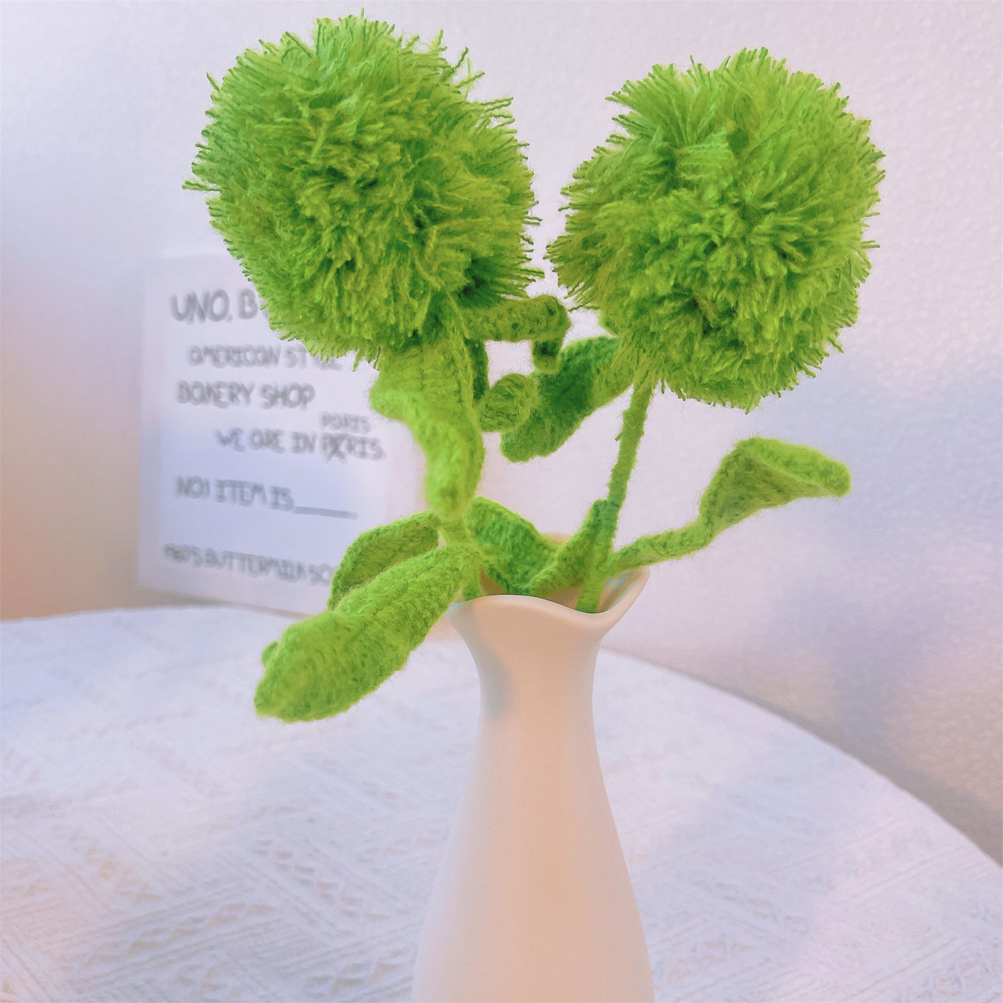 Green Carnation Magic: Paletto Artigianale a Maglia con Garofano Verde per una Decorazione da Giardino Incantata