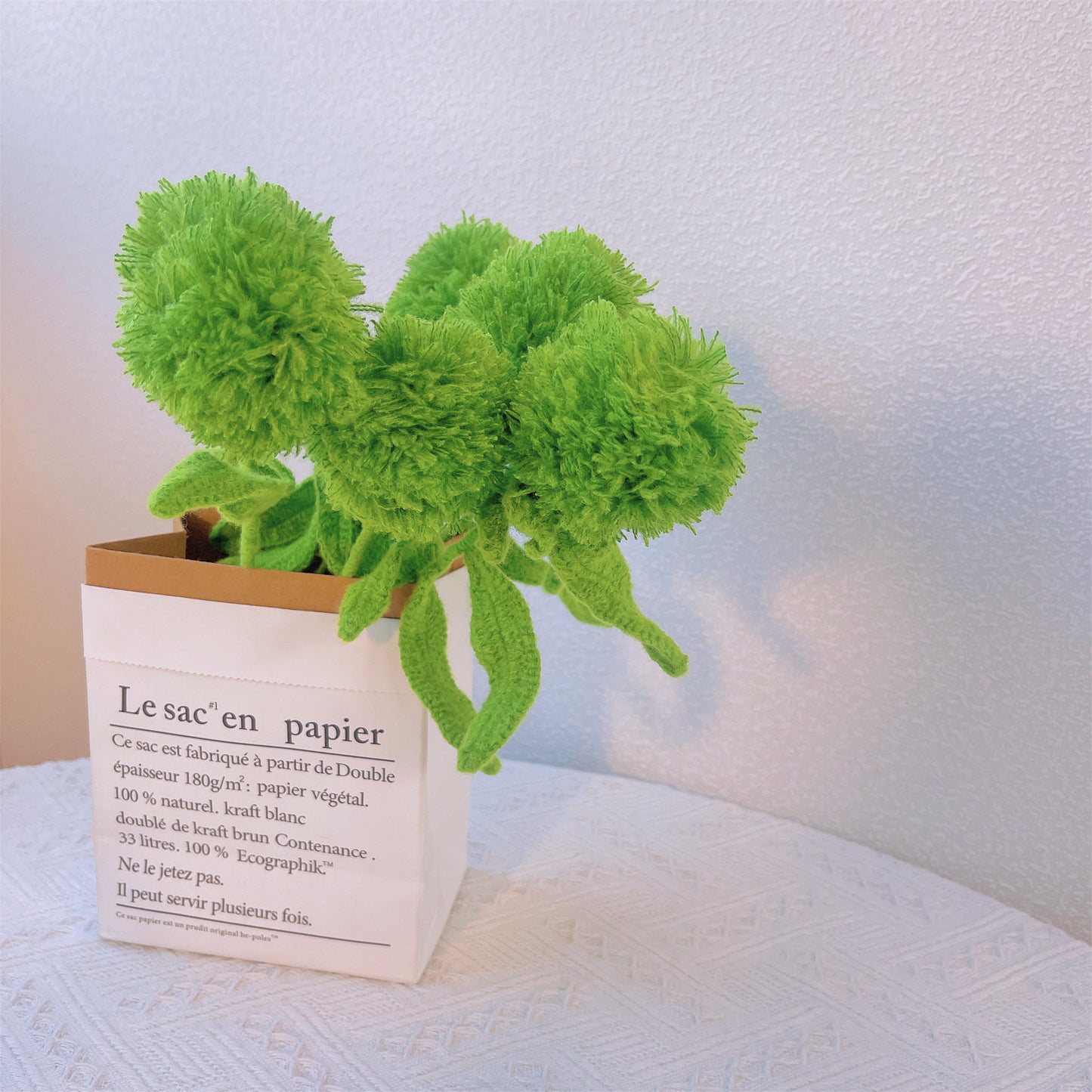 Green Carnation Magic: Paletto Artigianale a Maglia con Garofano Verde per una Decorazione da Giardino Incantata