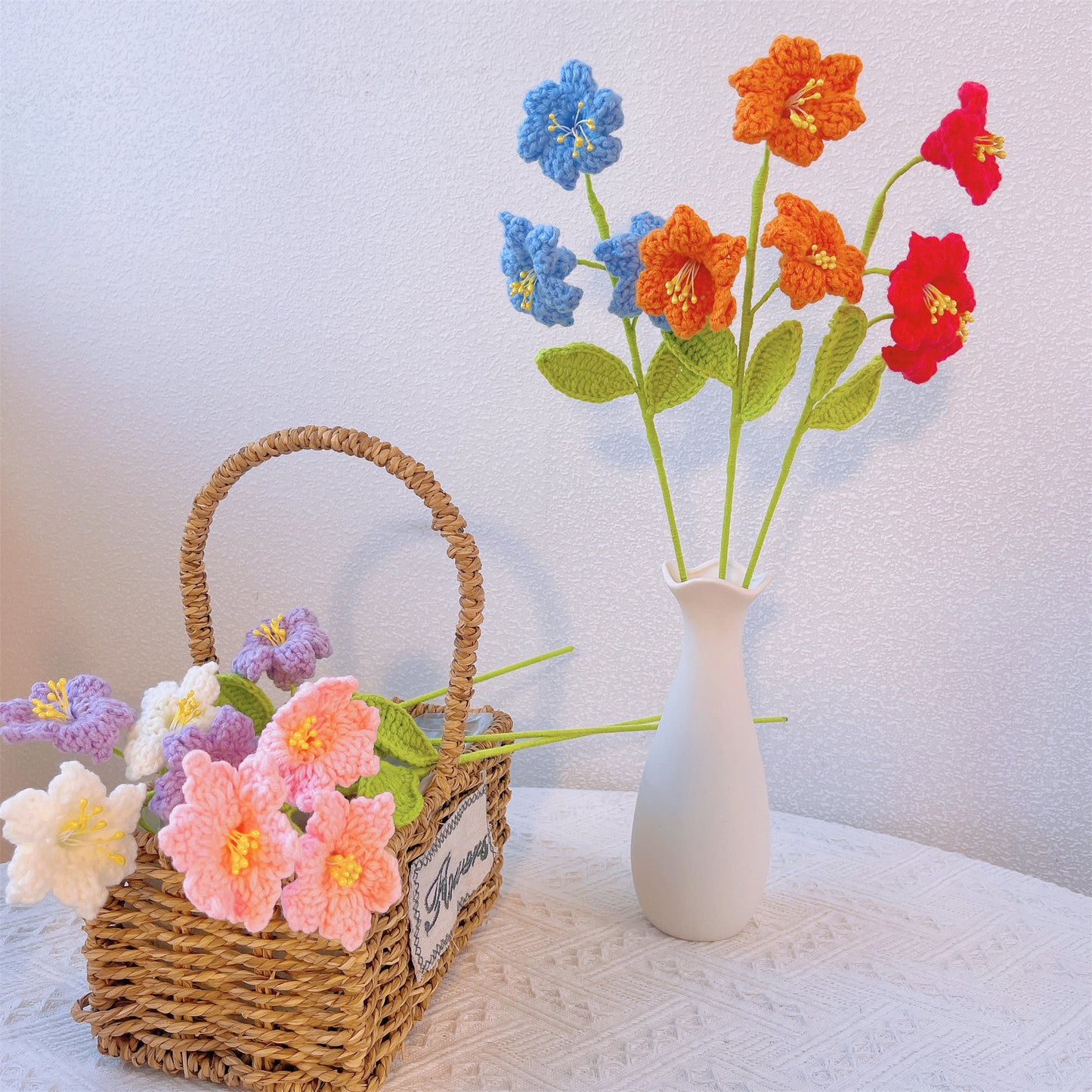 "Sunny Delight: Paletto Artigianale a Maglia con Alstroemeria Aurantiaca per una Decorazione da Giardino Colorata"
