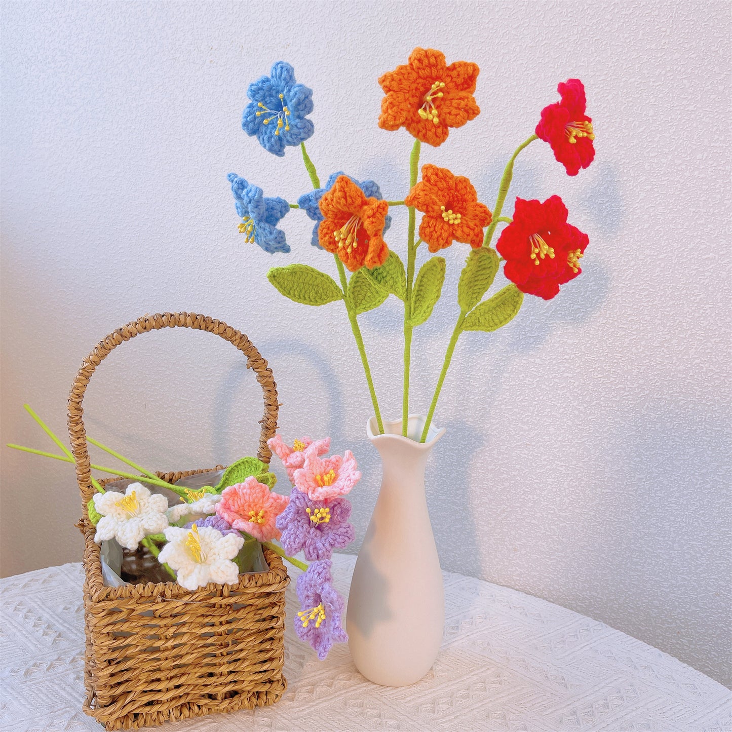 "Sunny Delight: Paletto Artigianale a Maglia con Alstroemeria Aurantiaca per una Decorazione da Giardino Colorata"