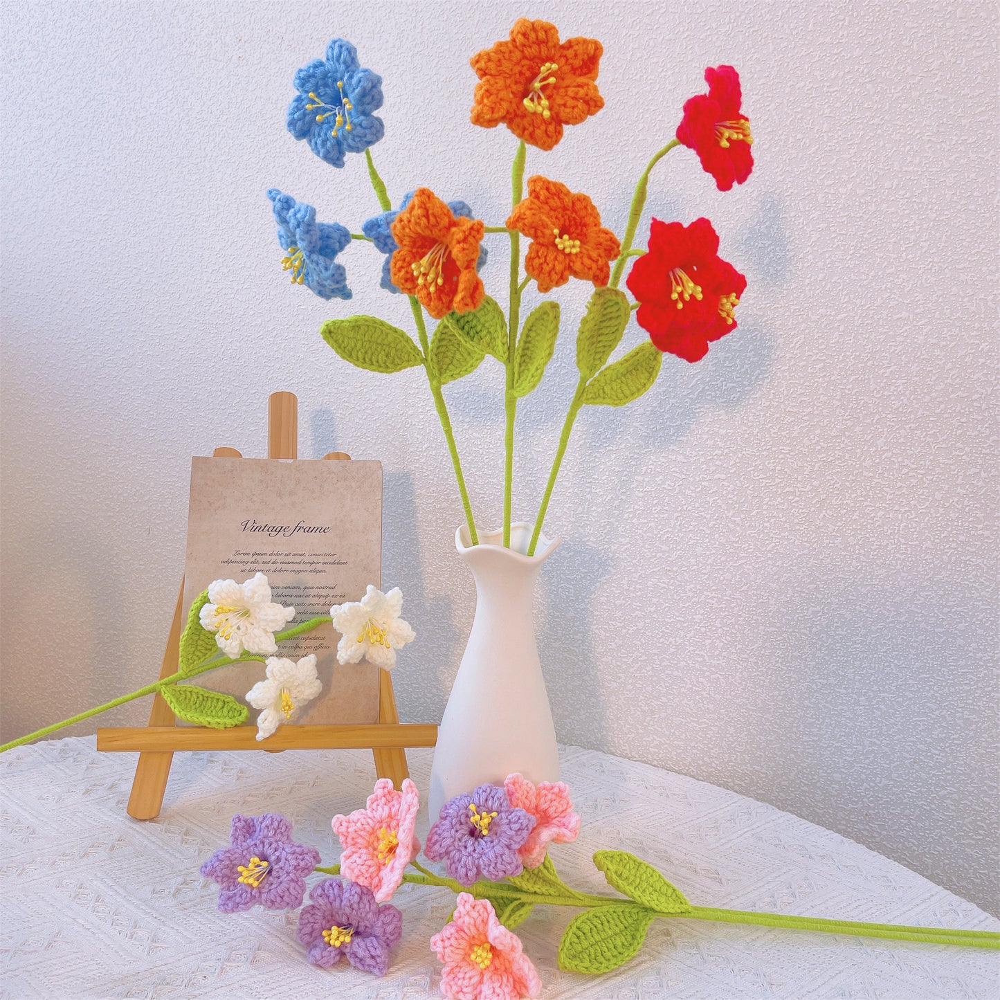"Sunny Delight: Paletto Artigianale a Maglia con Alstroemeria Aurantiaca per una Decorazione da Giardino Colorata"
