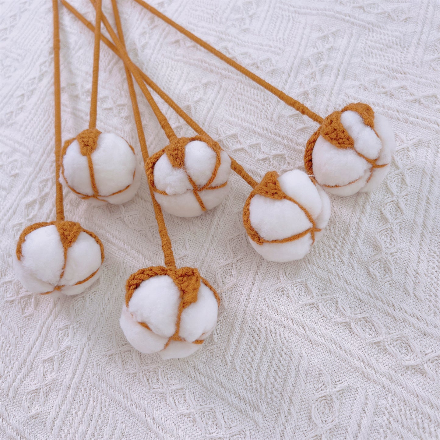 Cotton Breeze: Paletto artigianale a maglia con fiori di cotone per una decorazione rustica del giardino