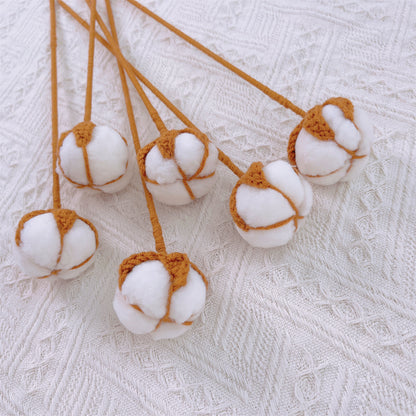 Cotton Breeze: Paletto artigianale a maglia con fiori di cotone per una decorazione rustica del giardino