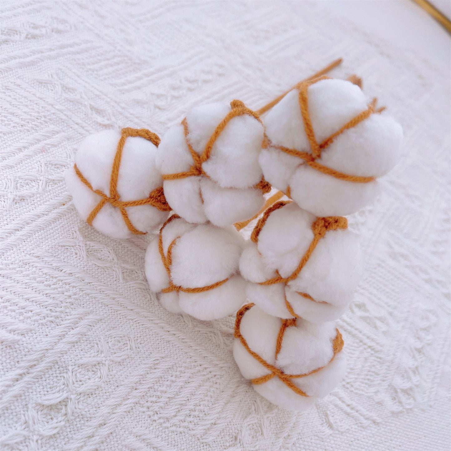 Cotton Breeze: Paletto artigianale a maglia con fiori di cotone per una decorazione rustica del giardino
