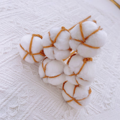 Cotton Breeze: Paletto artigianale a maglia con fiori di cotone per una decorazione rustica del giardino