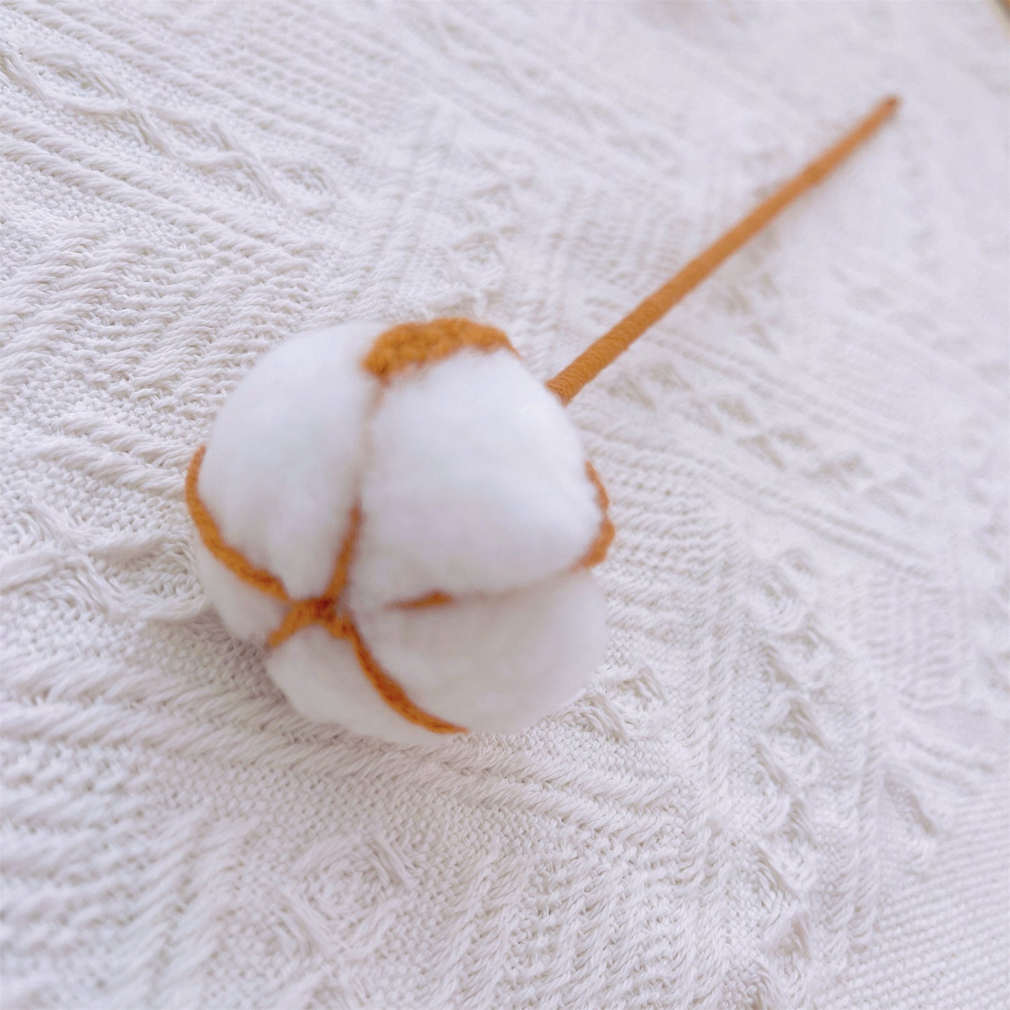 Cotton Breeze: Paletto artigianale a maglia con fiori di cotone per una decorazione rustica del giardino