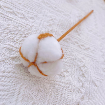 Cotton Breeze: Paletto artigianale a maglia con fiori di cotone per una decorazione rustica del giardino