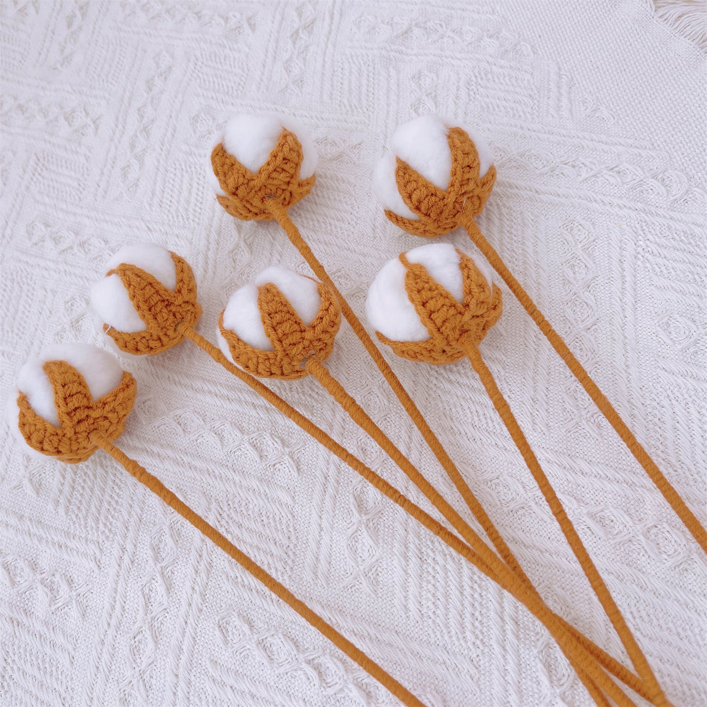 Cotton Breeze: Paletto artigianale a maglia con fiori di cotone per una decorazione rustica del giardino