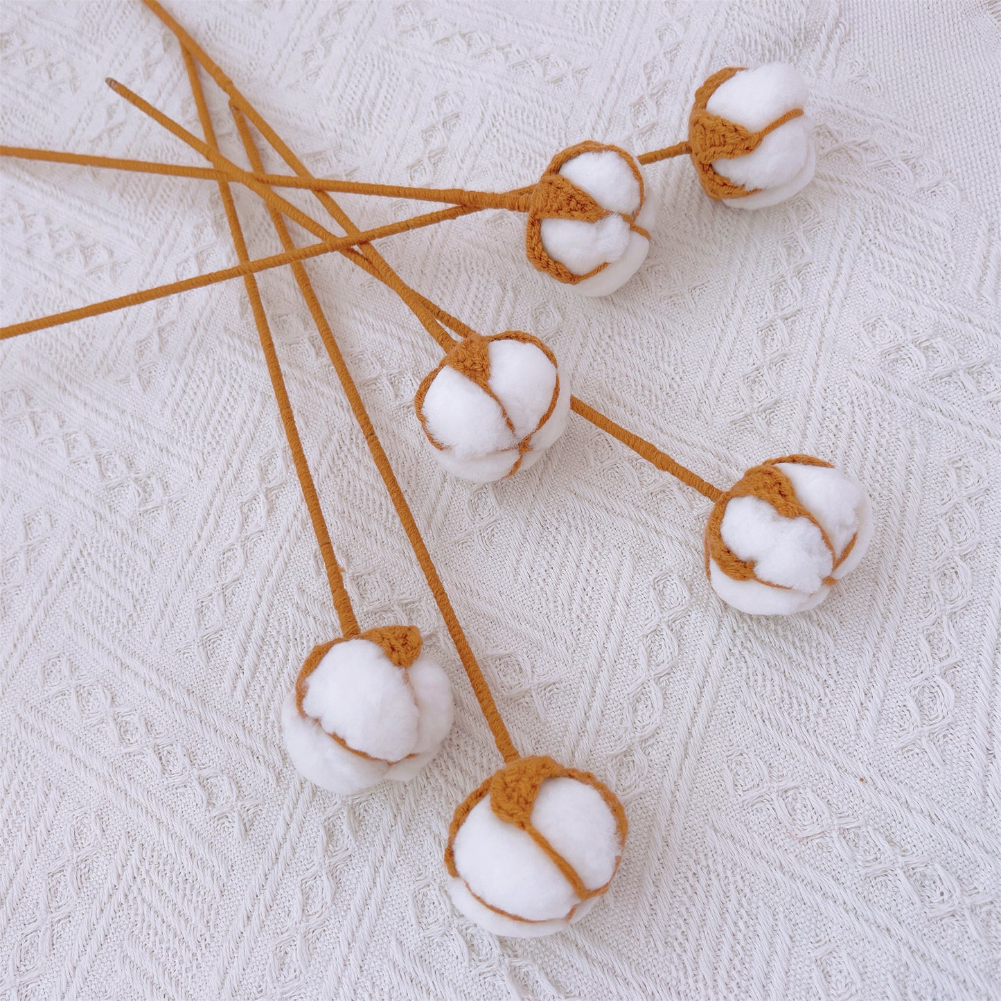 Cotton Breeze: Paletto artigianale a maglia con fiori di cotone per una decorazione rustica del giardino