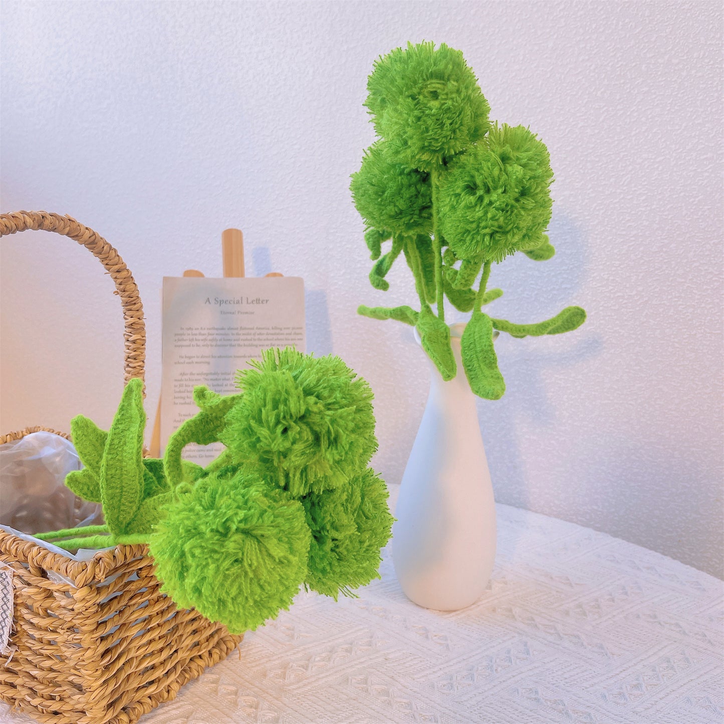 Green Carnation Magic: Paletto Artigianale a Maglia con Garofano Verde per una Decorazione da Giardino Incantata