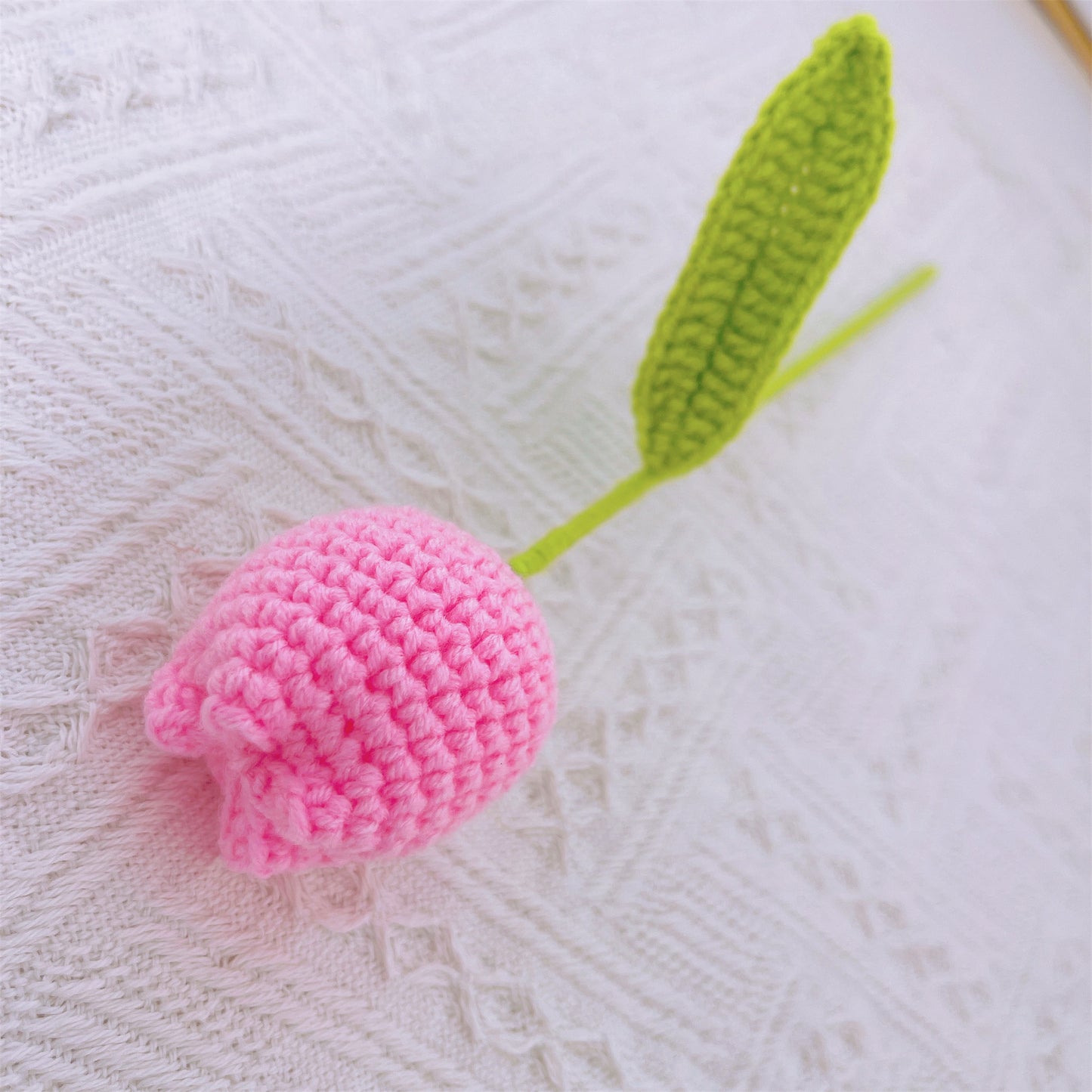 Bouquet de force et de joie - Monstera tropical, grosses tulipes non ouvertes, œillets, muguet, myosotis et plumeria - Cadeau au crochet fait main hypoallergénique parfait pour les anniversaires, les anniversaires et les mariages