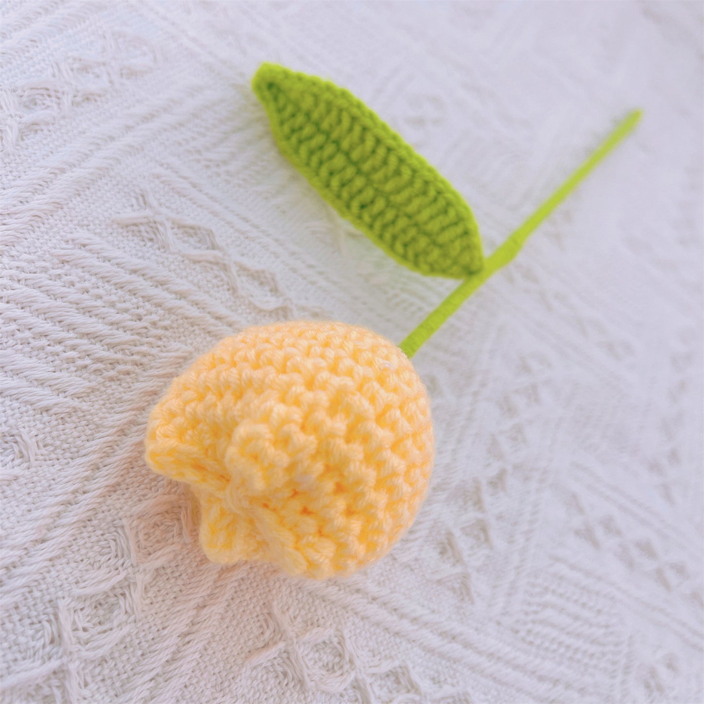 Bouquet de force et de joie - Monstera tropical, grosses tulipes non ouvertes, œillets, muguet, myosotis et plumeria - Cadeau au crochet fait main hypoallergénique parfait pour les anniversaires, les anniversaires et les mariages