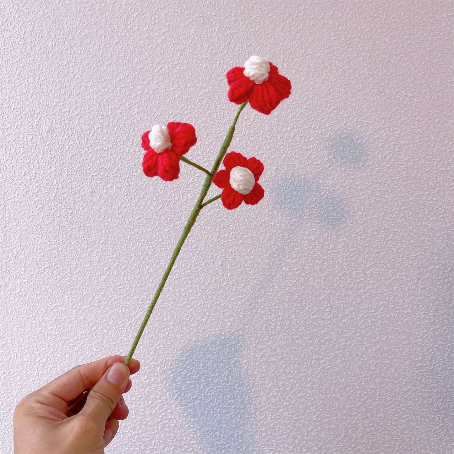 Buquê de flores crochê artesanal em tons vermelho e laranja - apresentando grandes rosas vermelhas, tulipas laranjas em pleno florescimento e ainda fechadas, minirosas vermelhas e laranjas, bolhas brancas e vermelhas, cravos vermelhos - perfeito para o Di