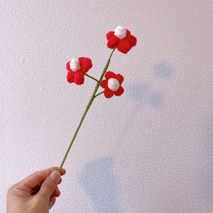 Buquê de flores crochê artesanal em tons vermelho e laranja - apresentando grandes rosas vermelhas, tulipas laranjas em pleno florescimento e ainda fechadas, minirosas vermelhas e laranjas, bolhas brancas e vermelhas, cravos vermelhos - perfeito para o Di