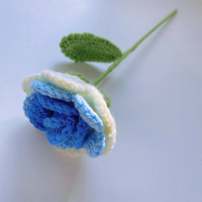 Blue Serenade : Bouquet de fleurs bleues au crochet fait à la main - Tournesols, pompons, coton et roses pour la Saint-Valentin