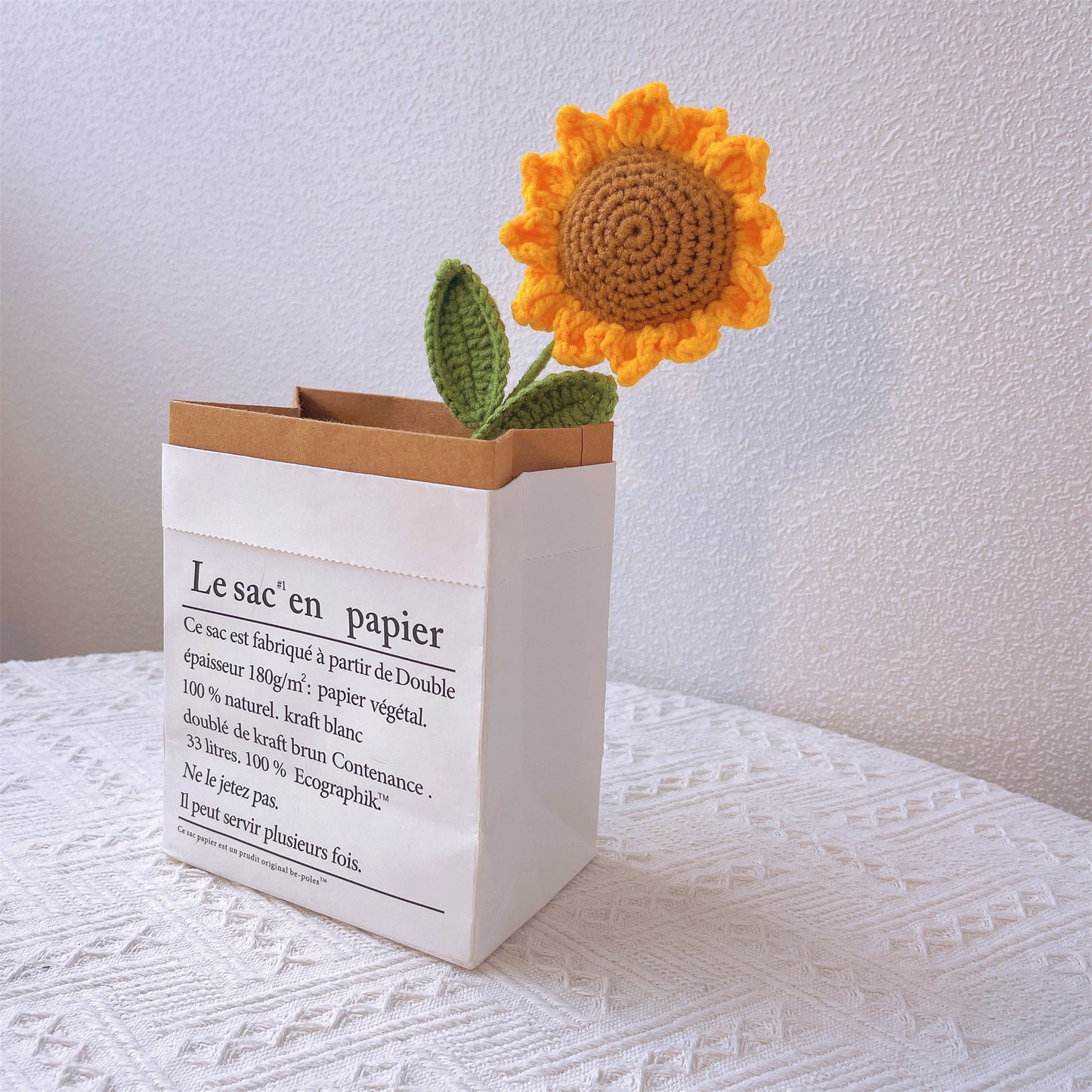 Buquê de Girassóis e Lírios Feito à Mão em Tons de Amarelo e Laranja - Rosas em Gradiente de Branco a Amarelo, Rosas Laranjas, Bolinhos Brancos, Amarelos e Laranjas - Perfeito para Dias Ensolarados, Celebrações de Verão e Ocasiões Alegres.