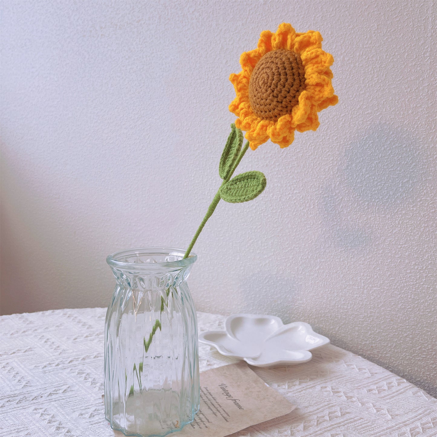 Ramo Artesanal de Beleza Yu Crochetado - Mistura de Dálias Vermelhas e Rosadas, Callas Brancas e Azulas, Peônias, Algodão, Girassóls, Gardênias e Lírios do Vale Brancos. Perfeito para Todas as Ocasiões e Entes Queridos