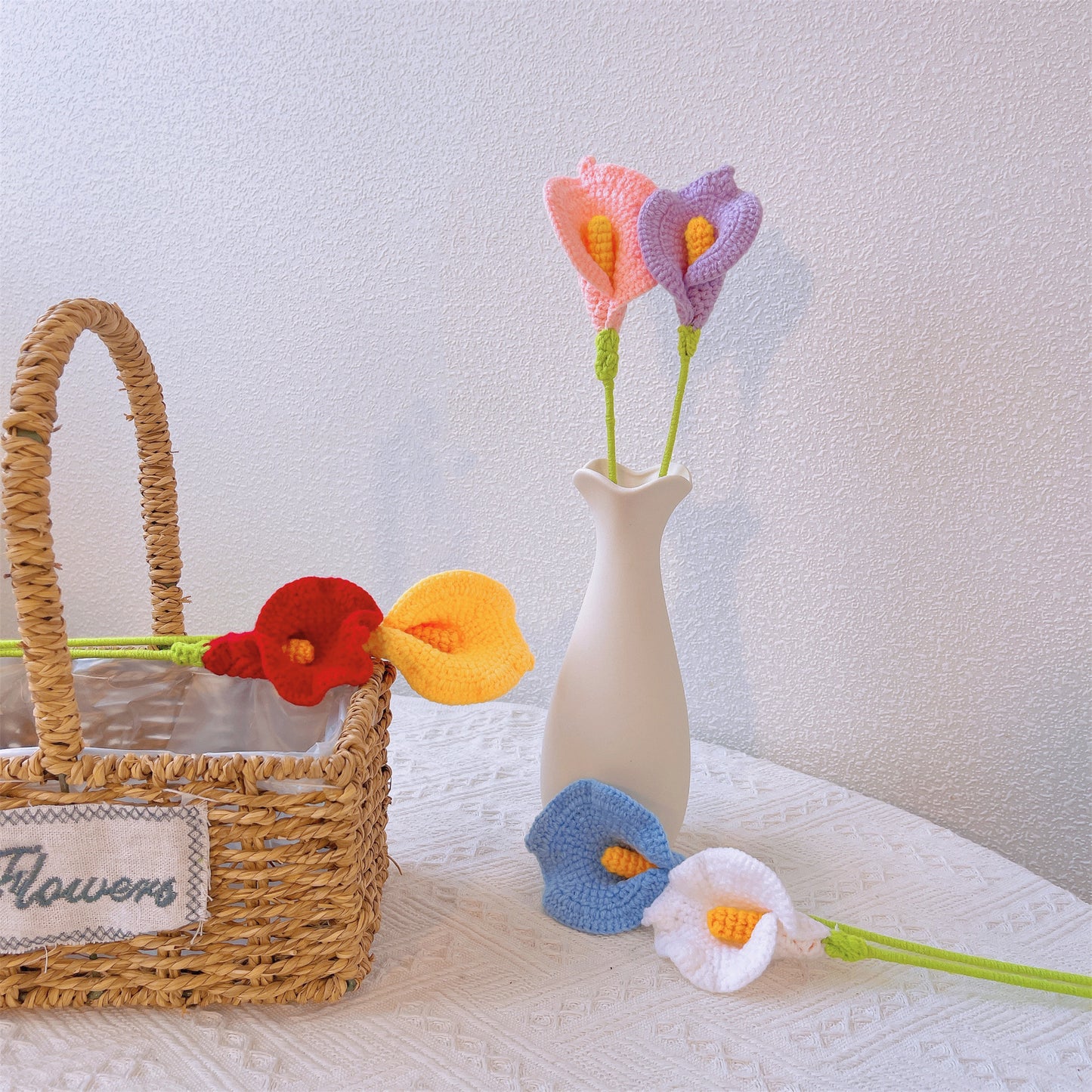 Calla Grace: Paletto artigianale a maglia con fiori di calla per una decorazione elegante del giardino