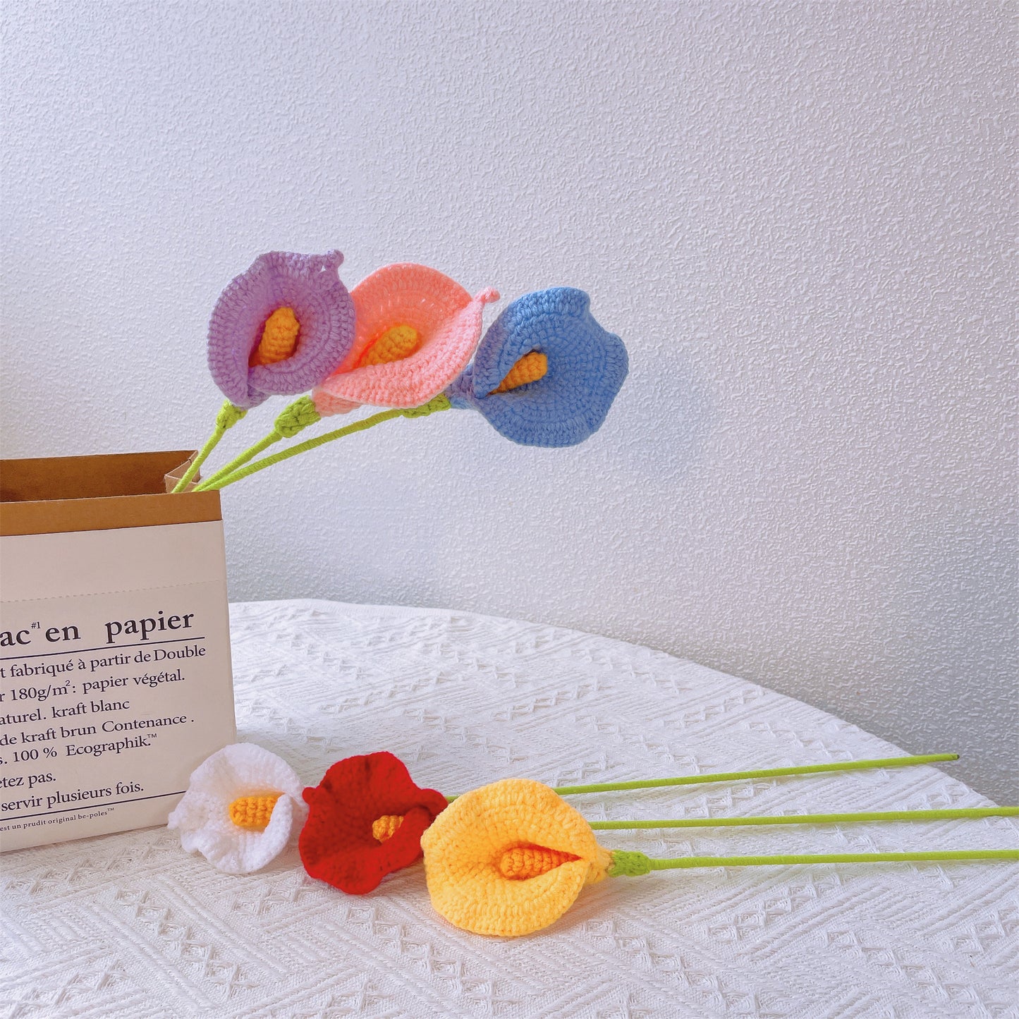 Calla Grace: Paletto artigianale a maglia con fiori di calla per una decorazione elegante del giardino