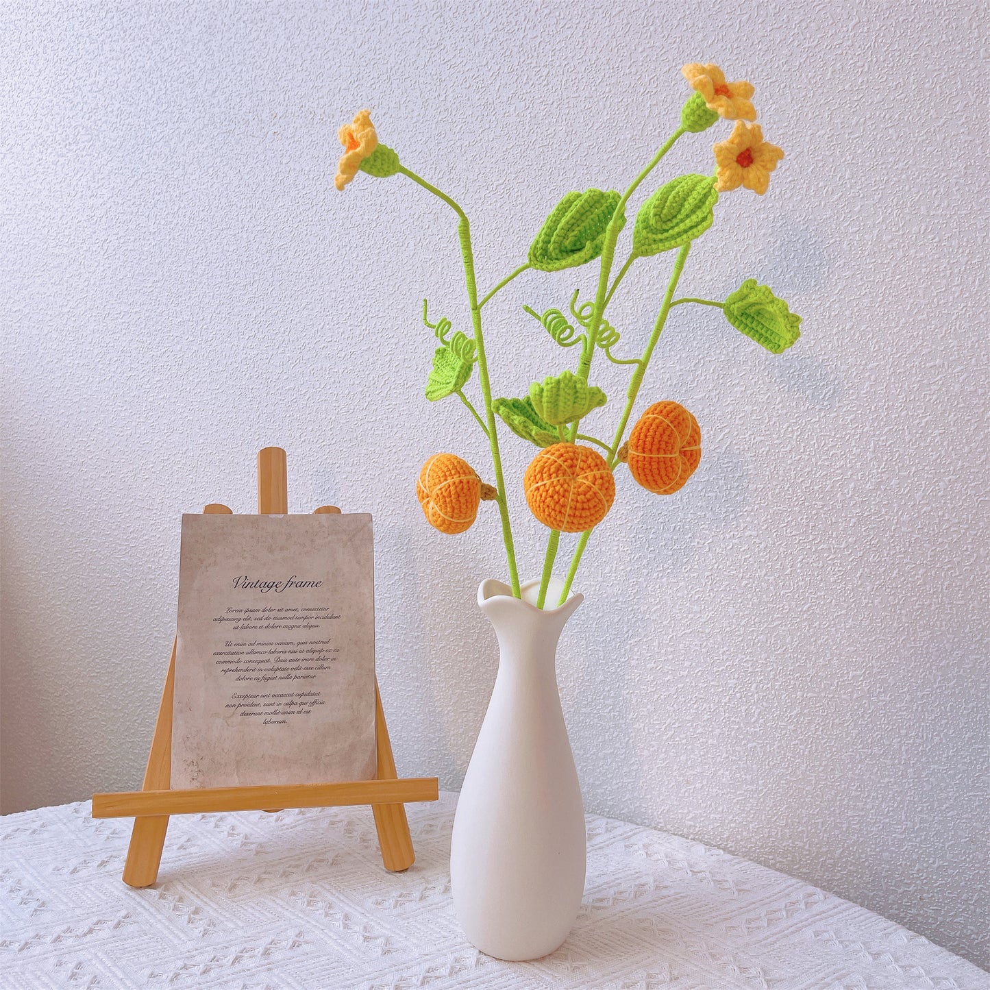Divertimento nel tempo del raccolto: Paletto artigianale a maglia a forma di zucca per una decorazione festiva del giardino