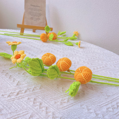 Divertimento nel tempo del raccolto: Paletto artigianale a maglia a forma di zucca per una decorazione festiva del giardino